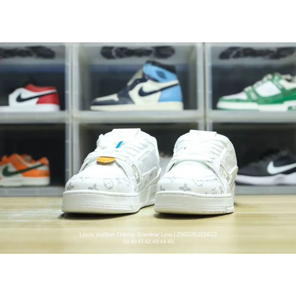 White Louis Vuitton trainer sneaker low casual with monogram