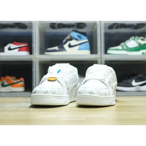 White Louis Vuitton trainer sneaker low casual with monogram